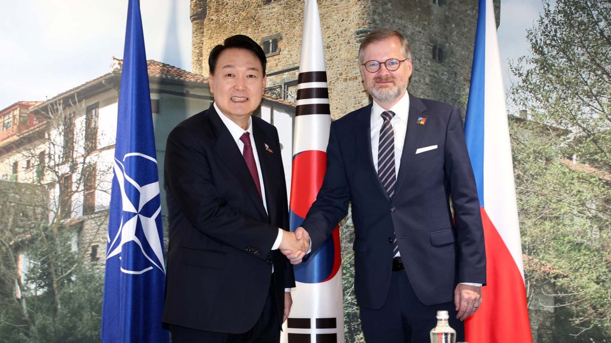 Yoon solicita el apoyo checo para la participación surcoreana en la licitación de un reactor nuclear