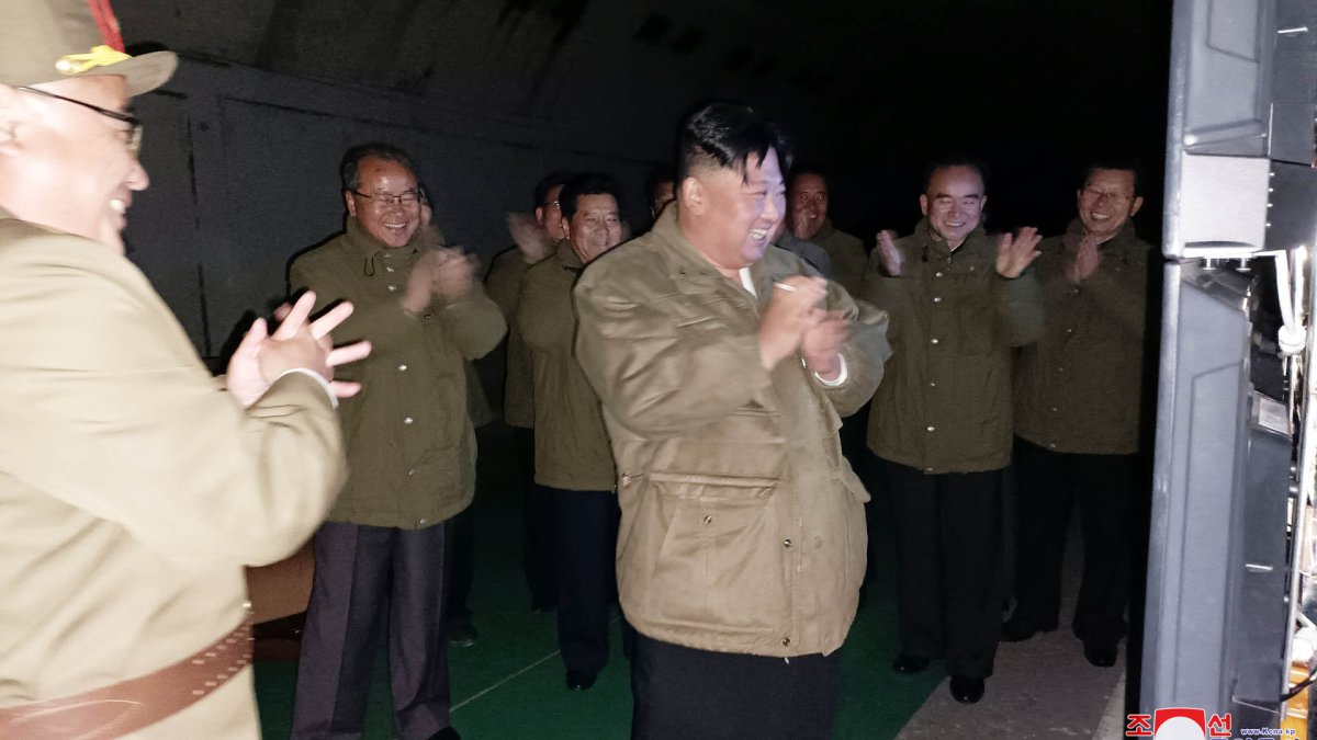 El líder norcoreano inspecciona el lanzamiento de misiles por las unidades de 'armas nucleares tácticas'