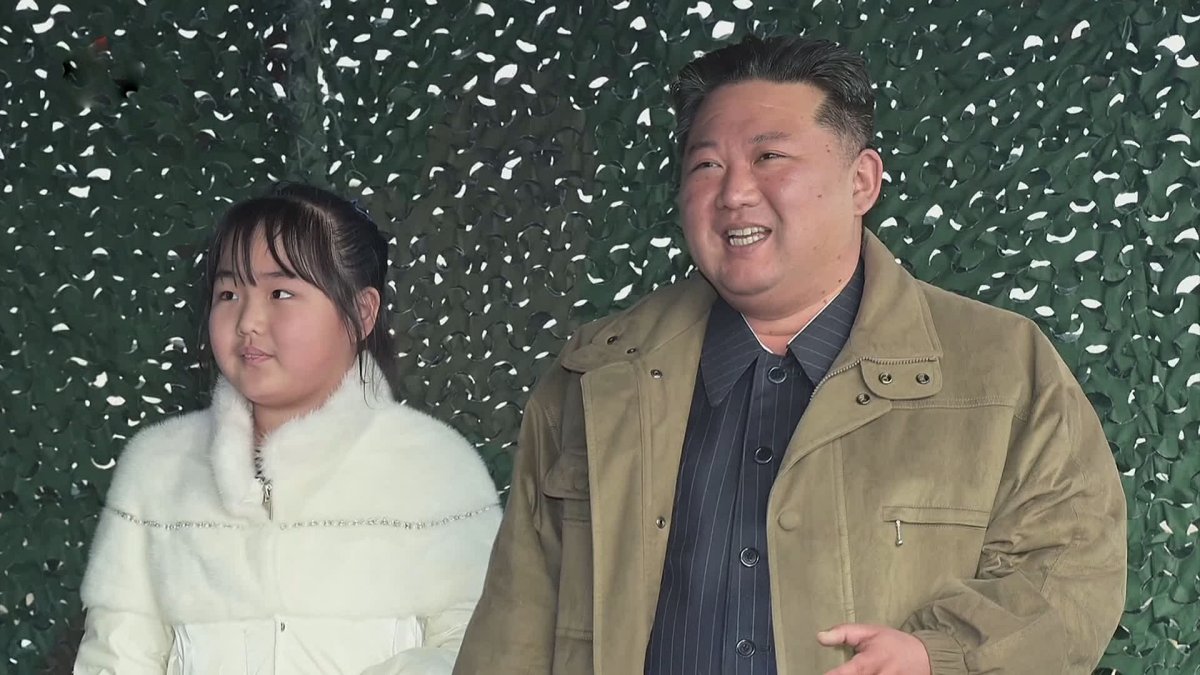 NIS: La niña vista en el lanzamiento de prueba del ICBM aparentemente es la segundogénita del líder norcoreano