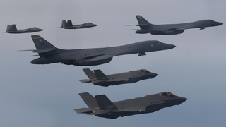 Corea del Sur y EE. UU. llevan a cabo un ejercicio aéreo combinado con el bombardero B-1B y cazas de sigilo F-22 y F-35