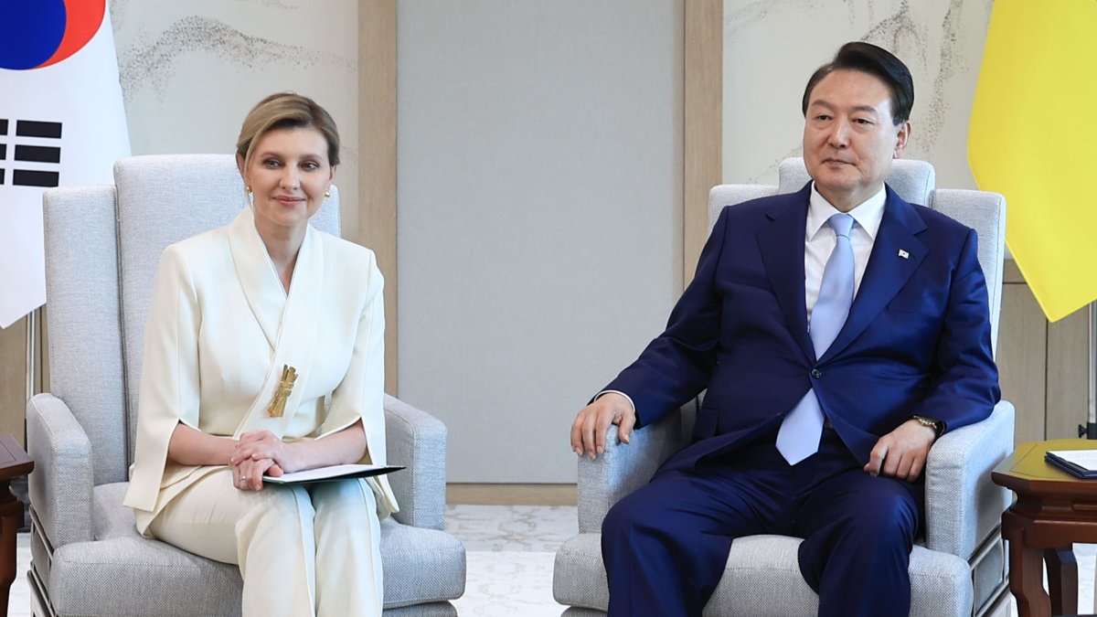 Yoon se reúne con la primera dama de Ucrania en Seúl