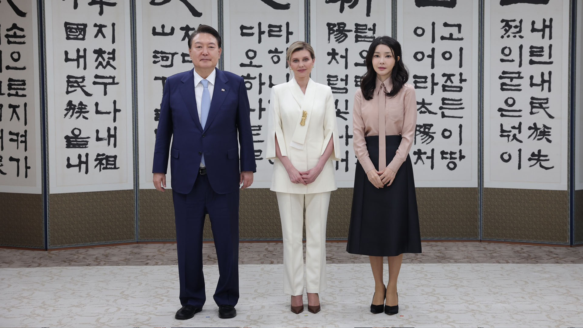 South Korean President Yoon Seok-yeol meets Ukrainian First Lady Olena Zelenska for non-lethal military equipment request.