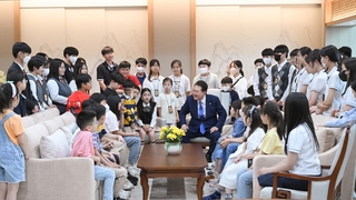 Yoon fait visiter le bureau présidentiel à des enfants