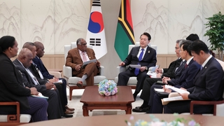 الرئيس يون يعقد سلسلة من اجتماعات القمة مع قادة 5 دول جزر في المحيط الهادئ
