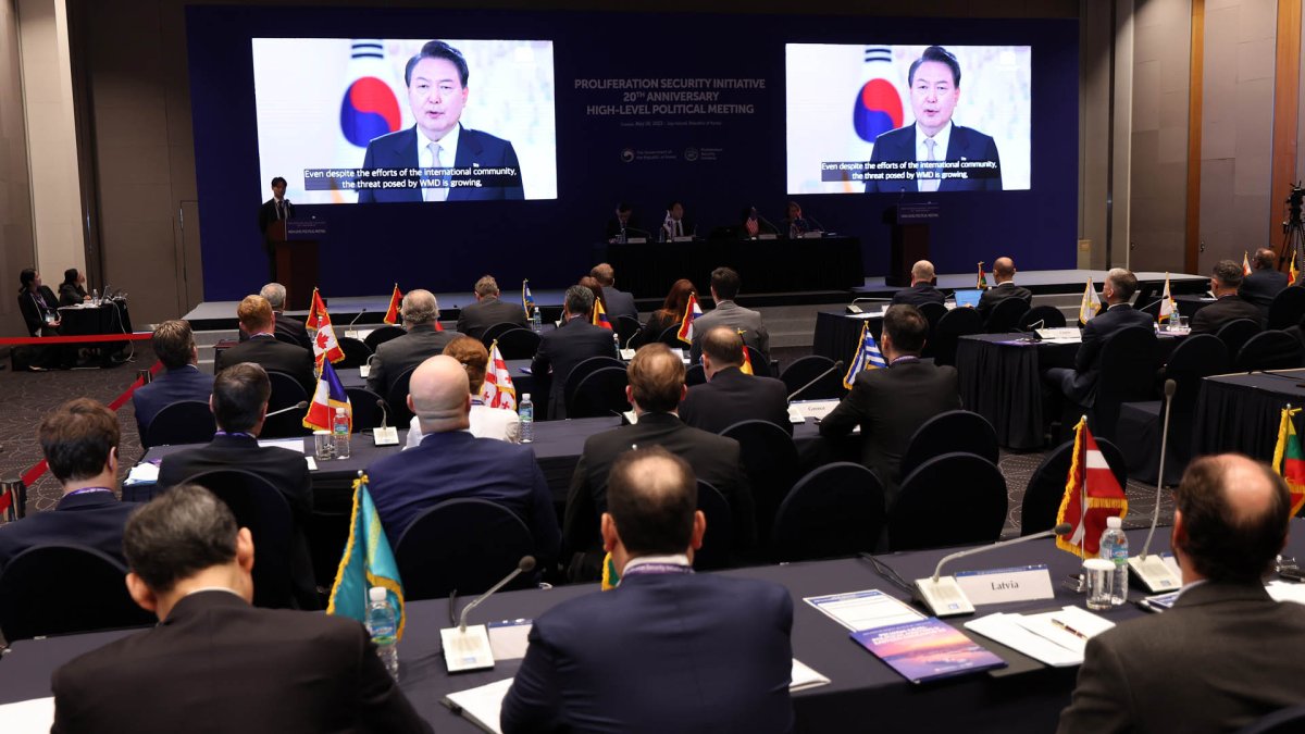 Yoon appelle à redoubler d'efforts contre les programmes nucléaire et de missiles du Nord
