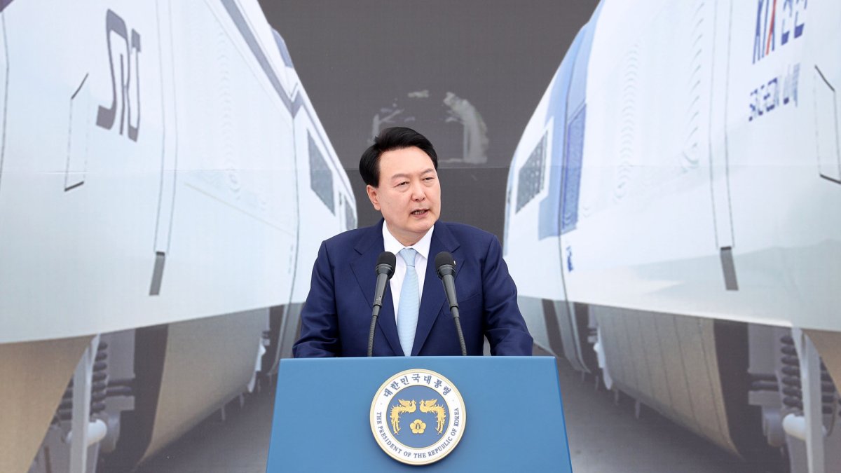 Yoon asiste a la ceremonia de colocación de la primera piedra del proyecto de una vía férrea de alta velocidad