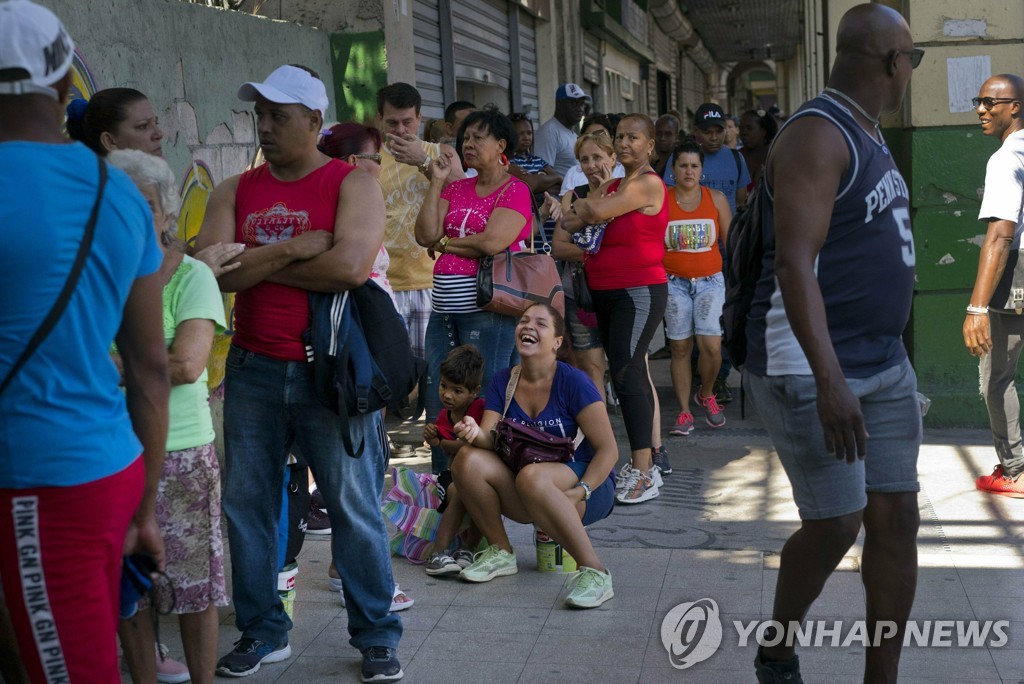 국영 식료품점에서 닭을 사려고 기다리는 쿠바인들 [AP=연합뉴스 자료 사진]