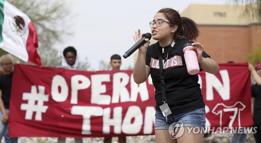 6일 토레스 학생 추방 반대 시위에서 발언하는 학교 후배 퀴리앗 로사스(17)