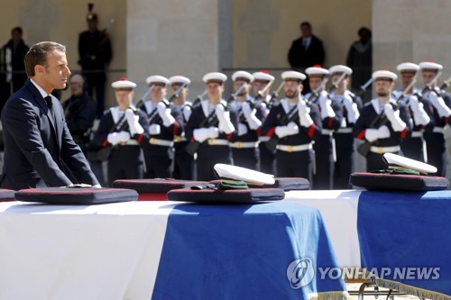 Hommage national à Paris aux deux soldats français «morts en héros»