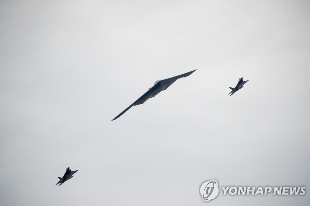 미국 독립기념일 행사장 상공에서 비행하는 미 공군 B-2 및 2대의 F-22 전투기 [AP=연합뉴스]