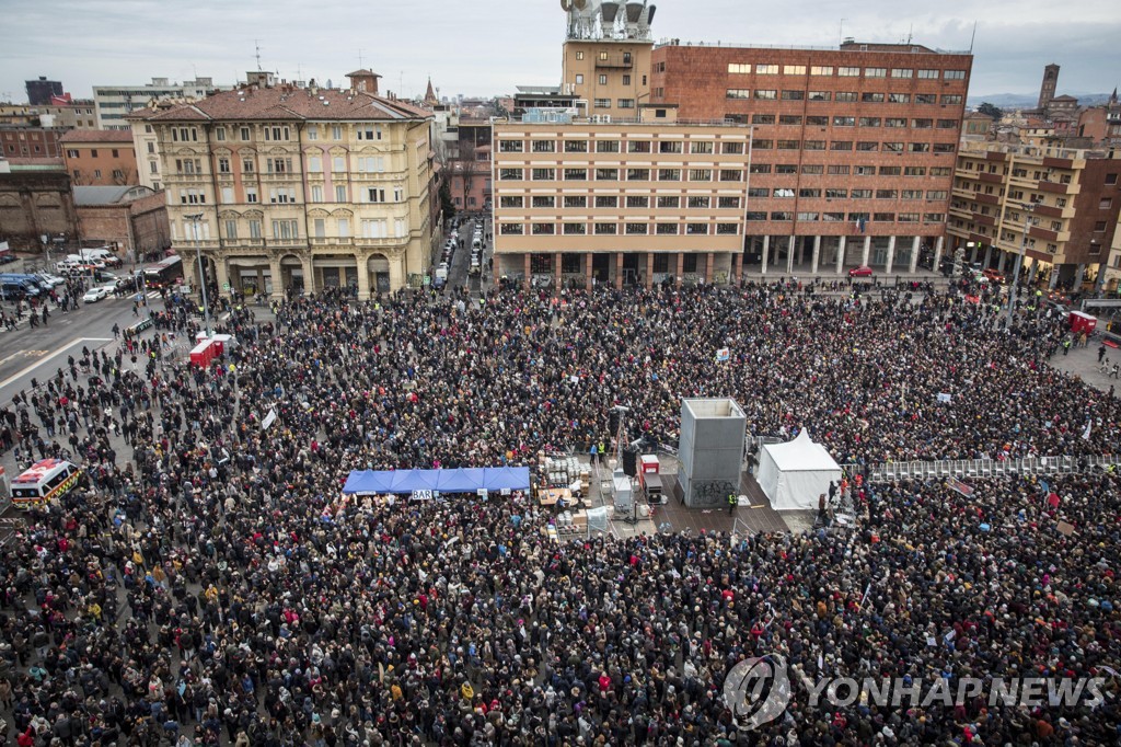 19일(현지시간) 이탈리아 볼로냐에서 열린 정어리 집회에 운집한 시민들. [AP=연합뉴스]