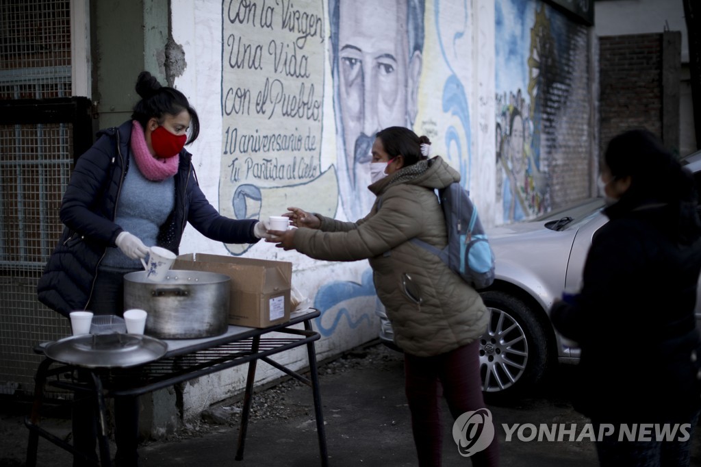 지난 2일(현지시간) 아르헨티나 부에노스아이레스 빈민촌에서 자원봉사자가 따뜻한 음료를 무료로 나눠주고 있다.