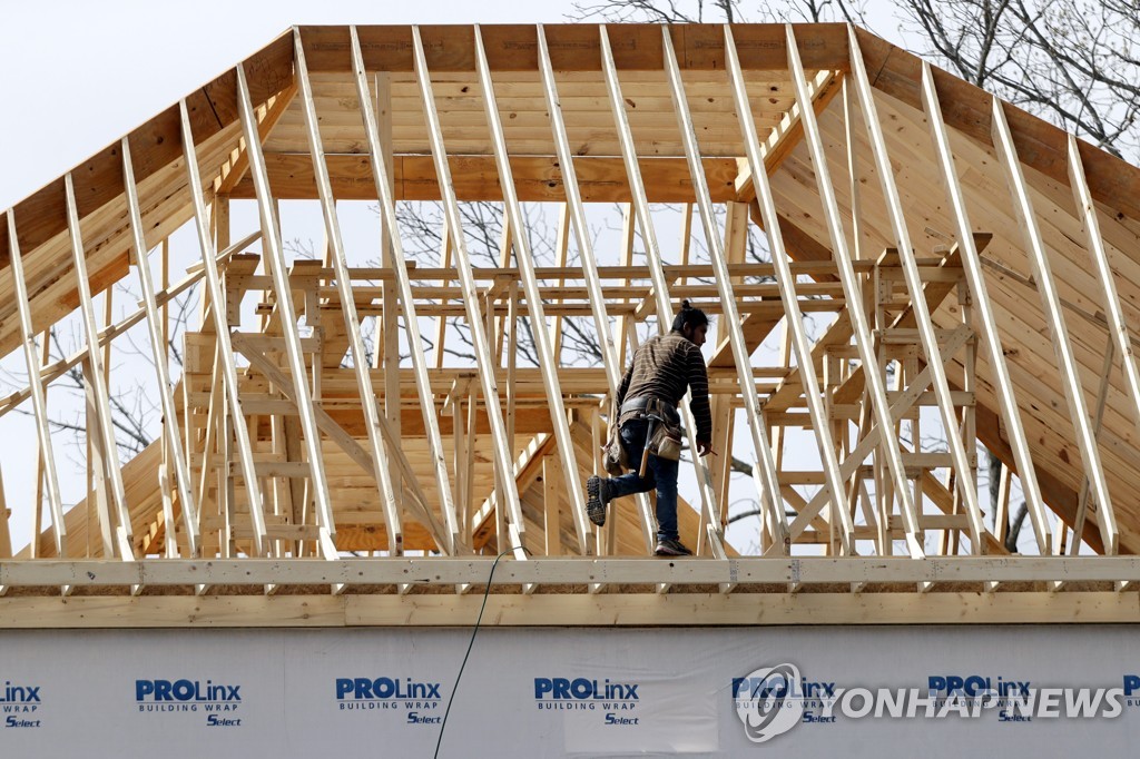 미국 테네시주에서 집을 짓고 있는 건설노동자