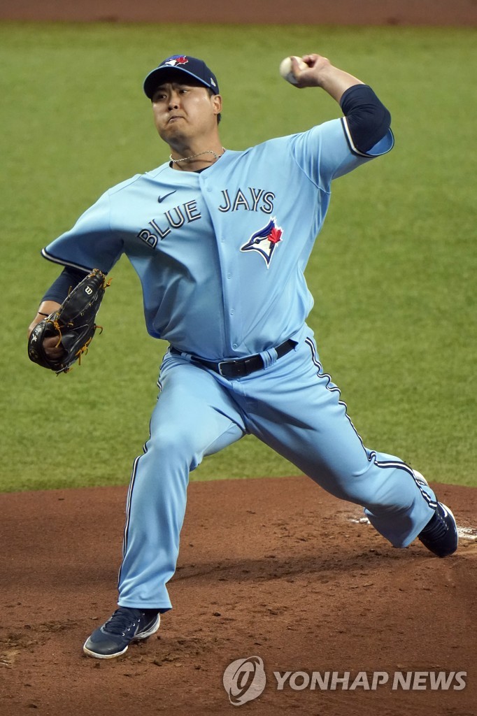 In this Associated Press file photo from Sept. 30, 2020, Ryu Hyun-jin of the Toronto Blue Jays pitches against the Tampa Bay Rays in Game 2 of the American League Wild Card series at Tropicana Field in St. Petersburg, Florida. (Yonhap)