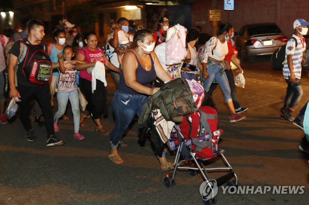 9월 30일(현지시간) 밤 산페드로술라를 출발한 온두라스 이민자 행렬