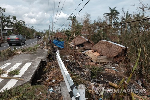 수마 할퀸 필리핀·베트남에 열대 폭풍 접근…긴장 최고조
