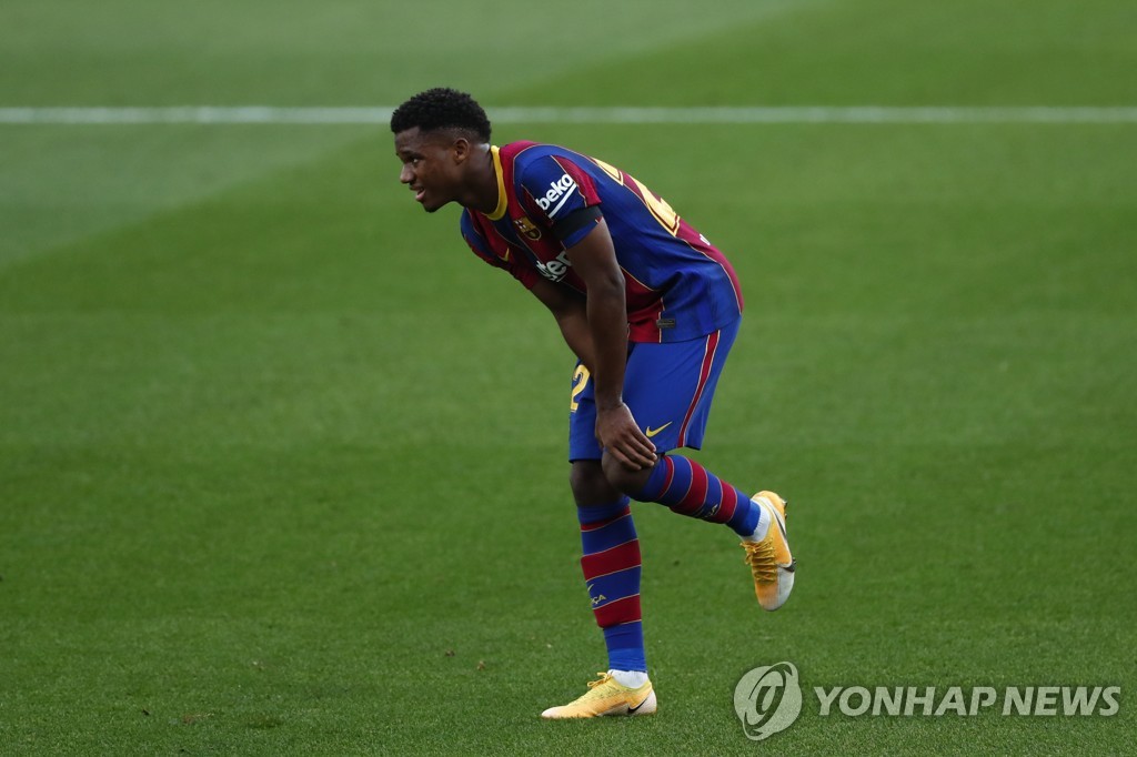 왼쪽 무릎을 잡고 고통을 호소하는 바르셀로나의 안수 파티