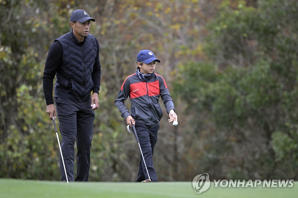 Woods “Son who plays golf, looks good”…  Round with Thomas Rich Man