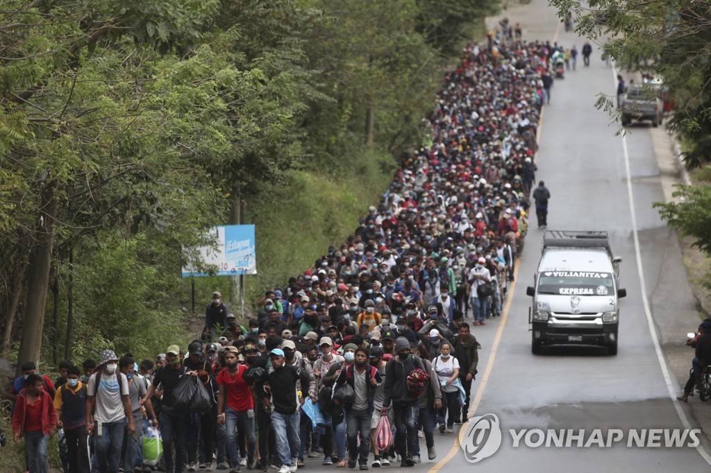 과테말라 고속도로 걷는 미국행 온두라스 이민자들