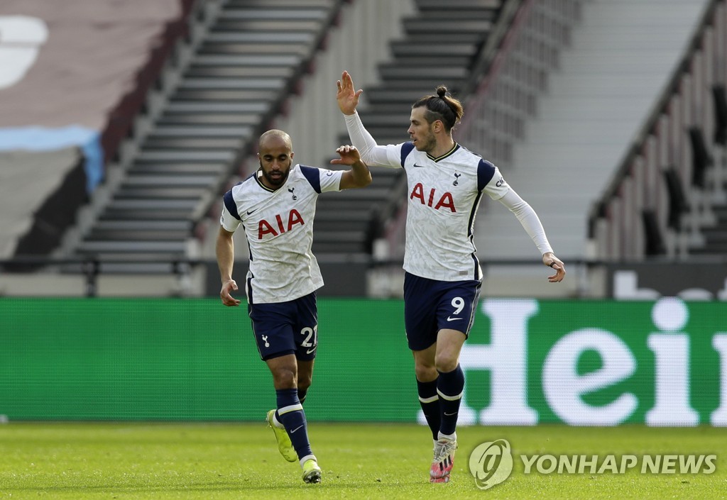 Lucas Mora (left) and Gareth Bale, who collaborated with the chase goal.