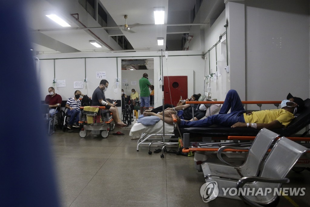 지난달 31일 브라질 수도 브라질리아의 한 병원에서 코로나19 의심 환자들이 진료를 기다리고 있다.