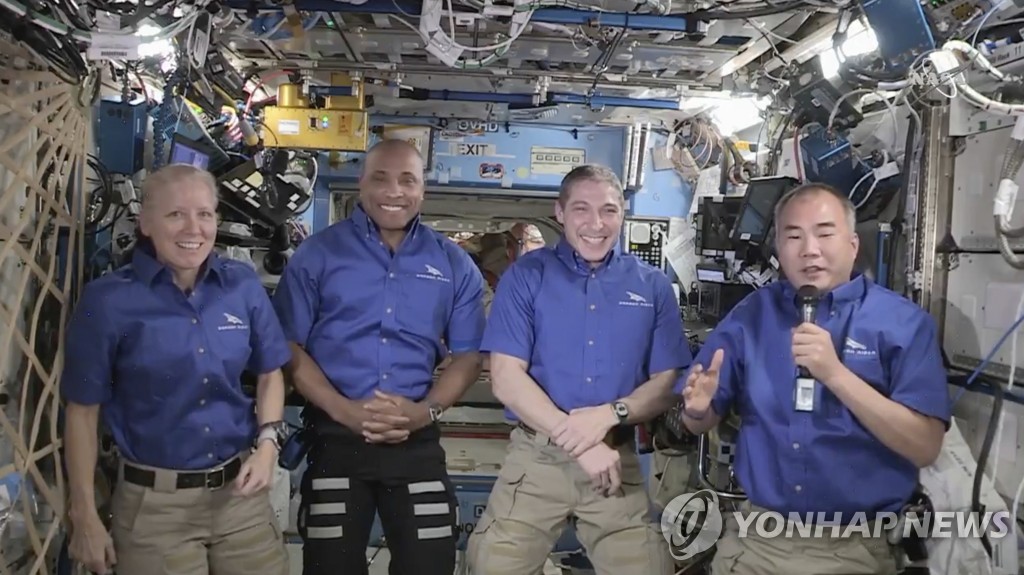 크루 드래건에 탑승한 우주비행사들. 왼쪽부터 섀넌 워커, 빅터 글로버, 마이클 홉킨스, 노구치 소이치