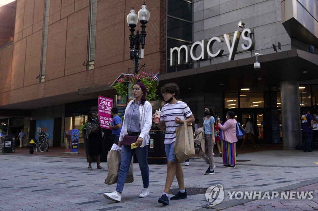 미국 보스턴의 한 백화점에서 나오는 쇼핑객들