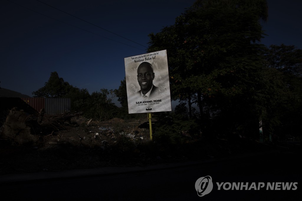 지난 7월 암살된 조브넬 모이즈 아이티 대통령의 사진이 담긴 포스터 [AP=연합뉴스 자료사진]