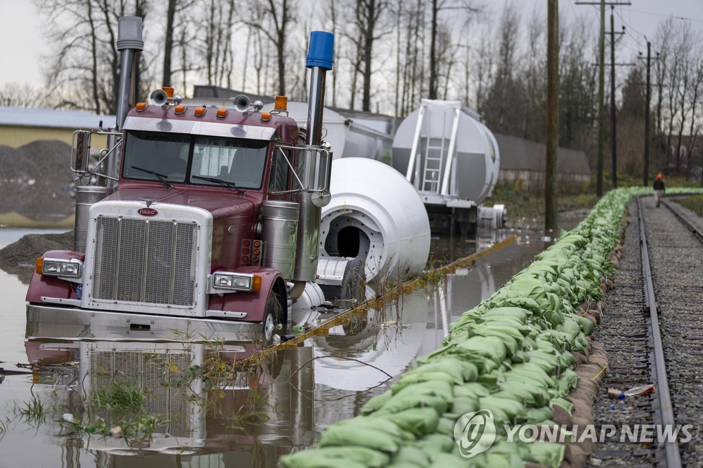 ′물에 잠긴 마을′…폭우 계속되는 캐나다 서부 수해지역