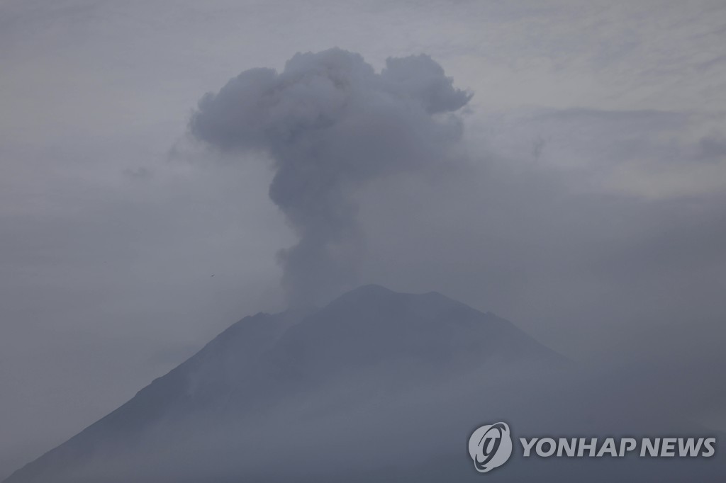 분화하는 인도네시아 스메루 화산