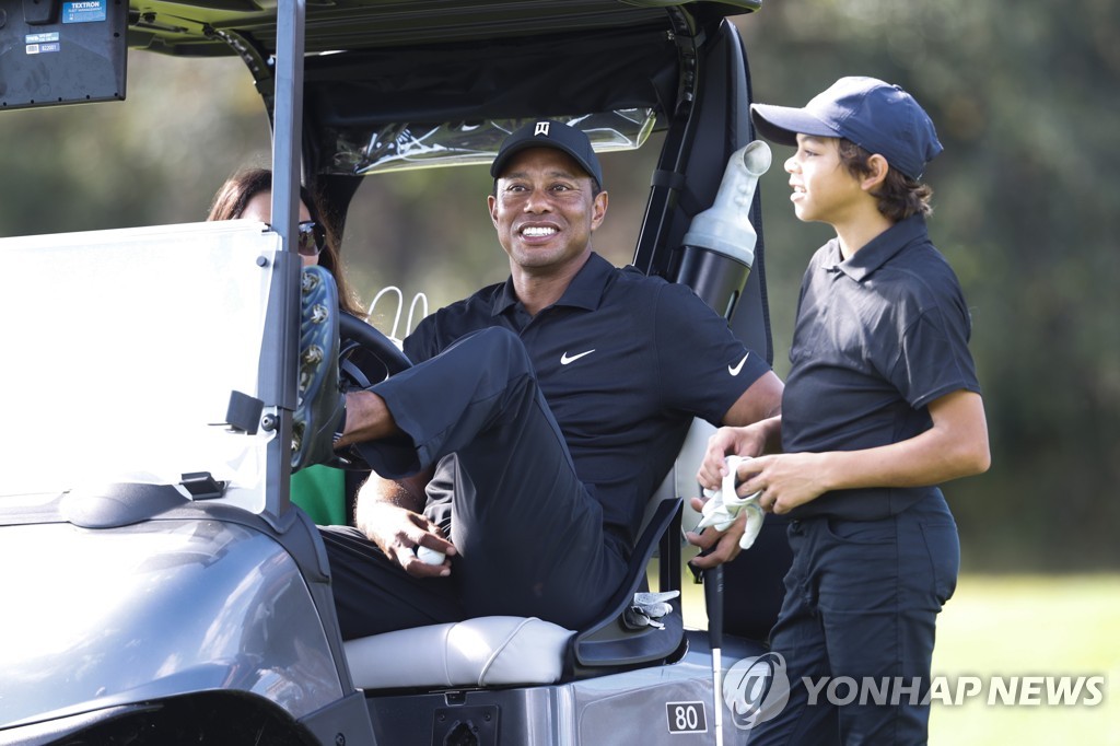 아들 찰리(오른쪽)와 함께 한 우즈