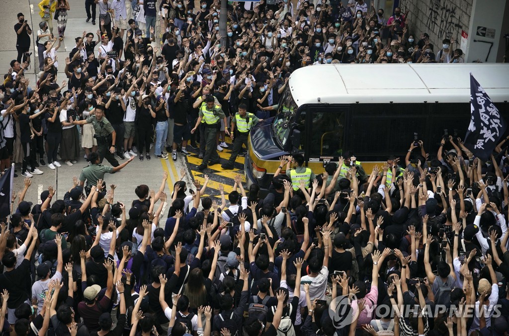 지난해 1월 19일 홍콩 법원 앞에 모인 민주 진영 시위대의 모습. [AP 연합뉴스 자료사진]