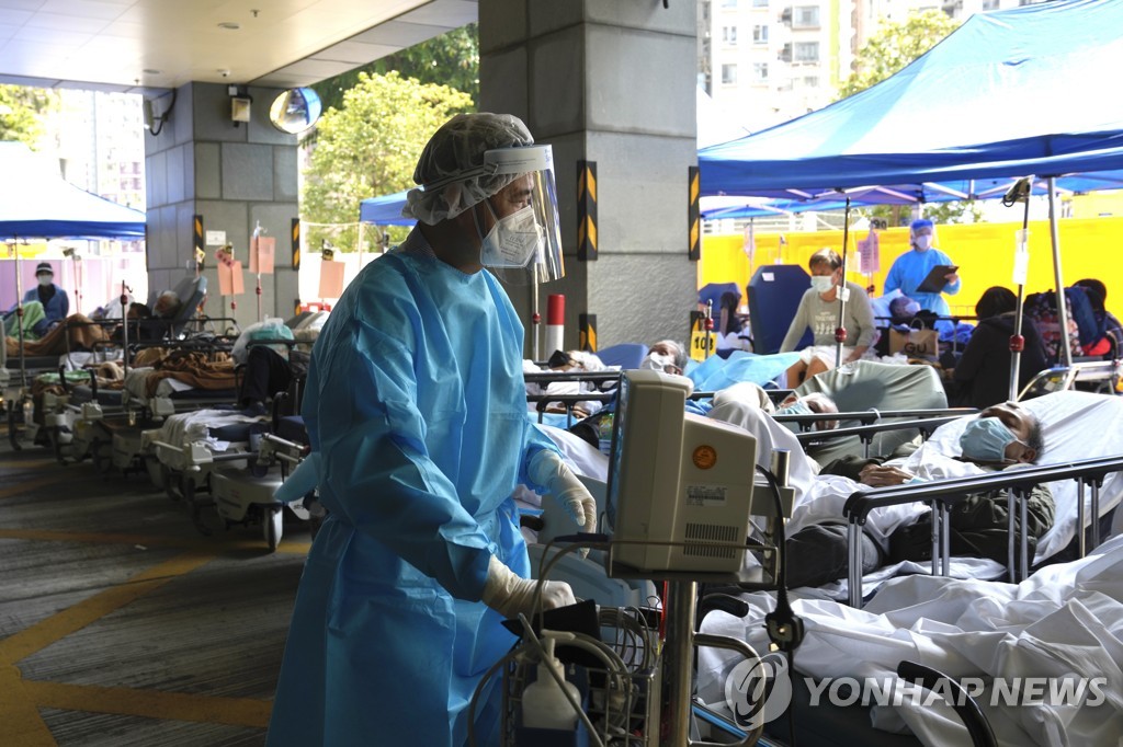 (AP=연합뉴스) 지난 2일 홍콩의 한 병원 바깥에 마련된 임시 구역에서 코로나19 환자들이 대기하는 모습. 2022.3.4.