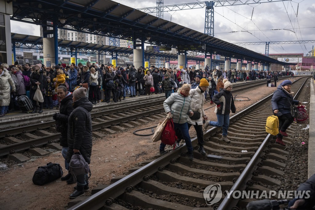 우크라이나 서부 르비우행 기차에 탑승하려는 피란민들