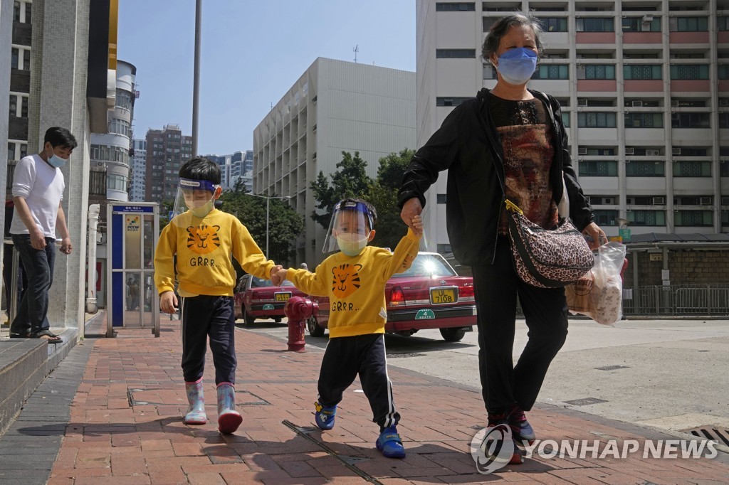 마스크를 쓰고 외출한 홍콩 어린이