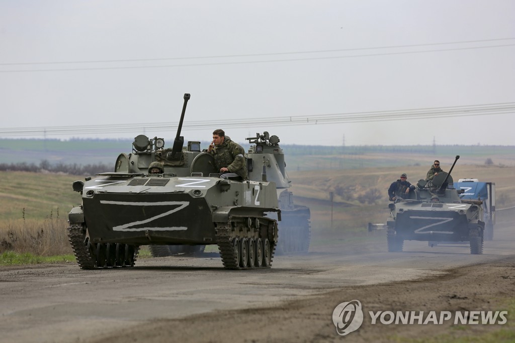 Veículos blindados conduzidos por rebeldes pró-Rússia se aproximam de Mariupol, no leste da Ucrânia, em 18 de abril de 2022. [AP 연합뉴스자료사진, 재판매 및 DB 금지]