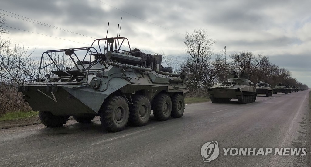 2022년 4월 6일 우크라이나 동부 마리우폴 인근에서 이동 중인 러시아군 병력의 모습. [AP 연합뉴스자료사진, 재판매 및 DB 금지]