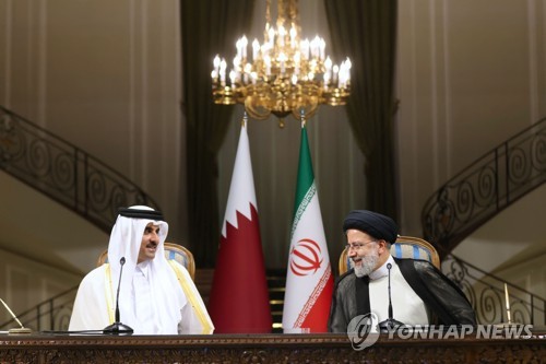 기자회견하는 이란 대통령과 카타르 군주(왼쪽)