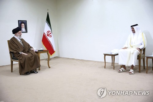 (테헤란 AP=연합뉴스) 아야톨라 세예드 알리 하메네이 이란 최고지도자(왼쪽)가 12일(현지시간) 테헤란에서 셰이크 타밈 빈 하마드 알사니 카타르 군주(에미르)와 만나 대화하고 있다. 2022.5.13 photo@yna.co.kr [이란 최고지도자실 제공. 재판매 및 DB 금지]