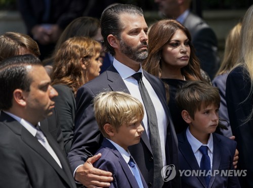 가족과 함께 모친 이바나 트럼프 장례식 참석한 도널드 트럼프 주니어
