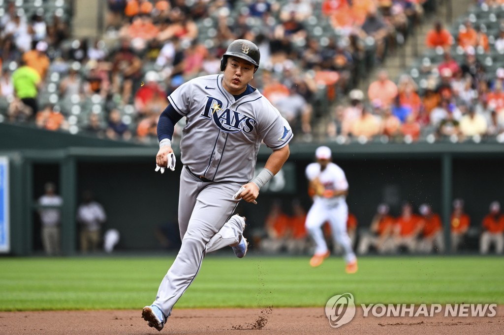 In this Associated Press photo, Choi Ji-man of the Tampa Bay Rays advances to third base on a single by Luke Raley against Baltimore Orioles during the top of the first inning of a Major League Baseball regular season game at Oriole Park at Camden Yards in Baltimore on July 28, 2022. (Yonhap)