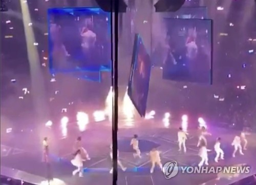 (AP=연합뉴스) 지난 28일 밤 홍콩에서 열린 아이돌 그룹 미러의 공연 도중 대형 스크린이 무대 위로 떨어져 댄서 최소 2명이 부상했다. 