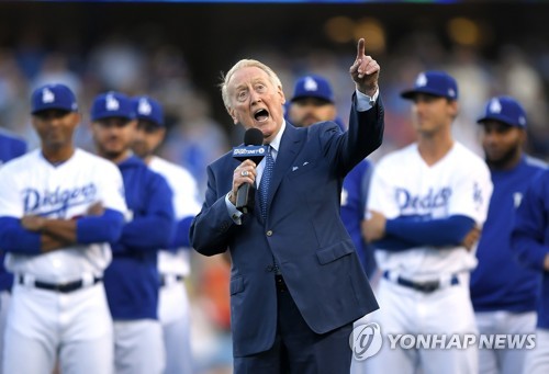 This Associated Press file photo from May 3, 2017, shows the former Los Angeles Dodgers broadcaster Vin Scully during his induction into the team's Ring of Honor prior to a Major League Baseball regular season game between the Dodgers and the San Francisco Giants at Dodger Stadium in Los Angeles. Scully, who called Dodgers games for 67 years, died on Aug. 2, 2022, at the age of 94. (Yonhap)