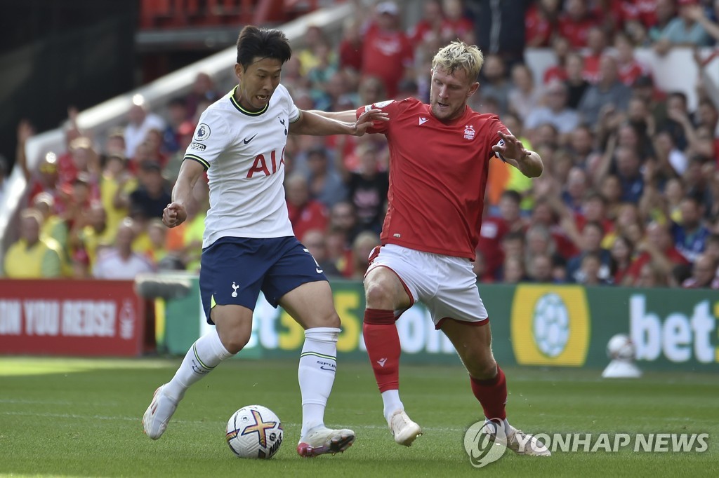 In this Associated Press photo, Son Heung-min of Tottenham Hotspur (L) battles Joe Worrall of Nottingham Forest FC for the ball during the clubs' Premier League match at The City Ground in Nottingham, England, on Aug. 28, 2022. (Yonhap)