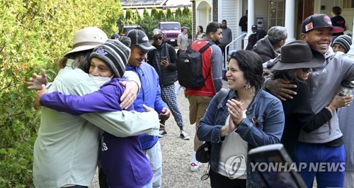미국 매사추세츠주 휴양지 마서스비니어드에서 주민들과 포옹하는 불법이민자들