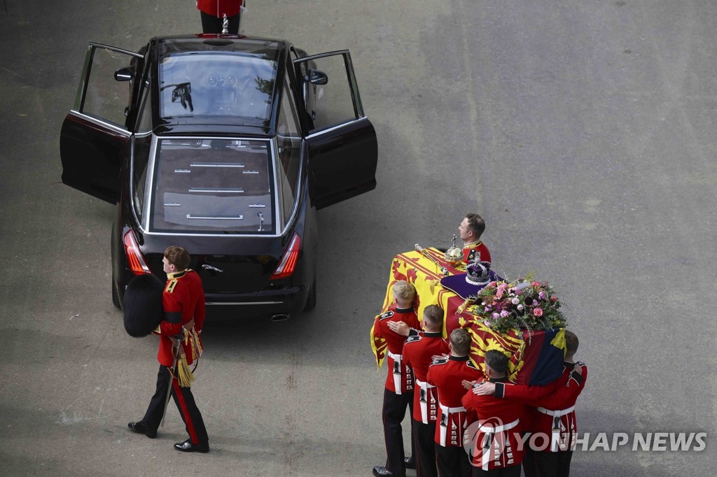 런던 시내를 행진하며 시민들에게 작별을 고한 여왕의 관이 윈저성으로 떠나기에 앞서 차량에 실리고 있다.