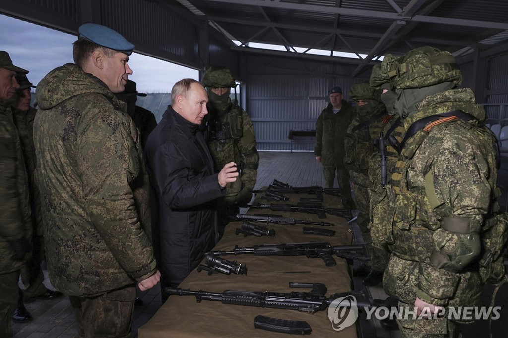 러시아 랴잔의 징집병 훈련소를 방문한 블라디미르 푸틴 러시아 대통령