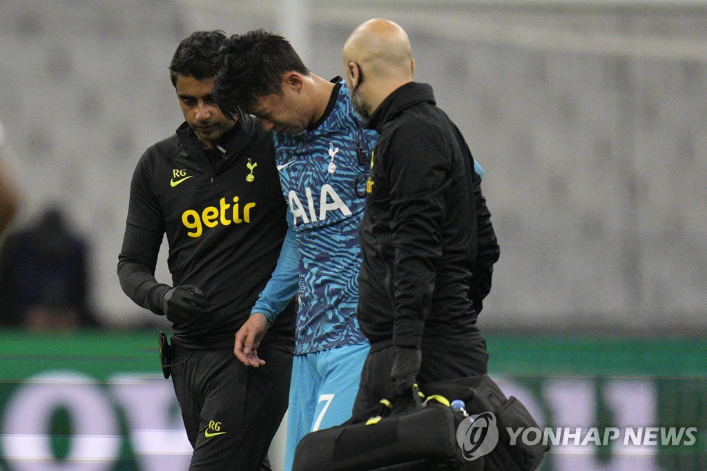 In this Associated Press photo, Son Heung-min of Tottenham Hotspur (C) leaves the field after suffering a facial injury during the team's UEFA Champions League Group D match against Marseille at Stade de Marseille in Marseille, France, on Nov. 1, 2022. (Yonhap)