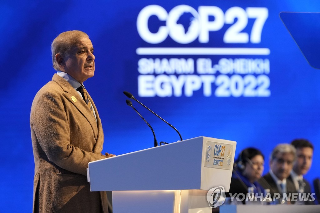 COP27 정상회의에서 연설하는 파키스탄의 셰바즈 샤리프 총리