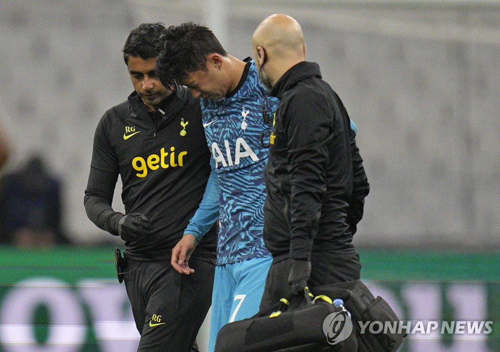 In this Associated Press file photo from Nov. 1, 2022, Son Heung-min of Tottenham Hotspur (C) leaves the field after suffering a facial injury during the team's UEFA Champions League Group D match against Marseille at Stade de Marseille in Marseille, France. (Yonhap)